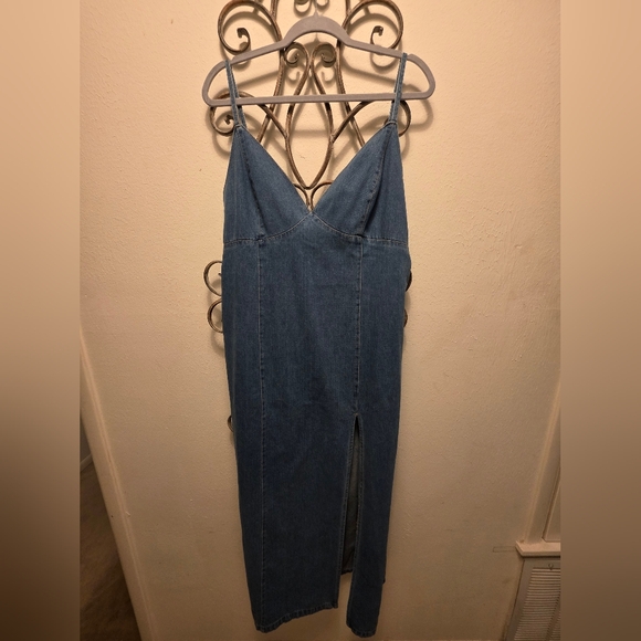Lulus Crush-Worthy Trend Medium Wash Denim Sleeveless Midi Dress - Picture 3 of 7